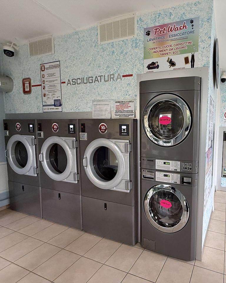 Le asciugatrici in acciaio con l'oblò bianco sotto la scritta «Asciugatura»; a destra la Pet Wash con le zampette disegnate